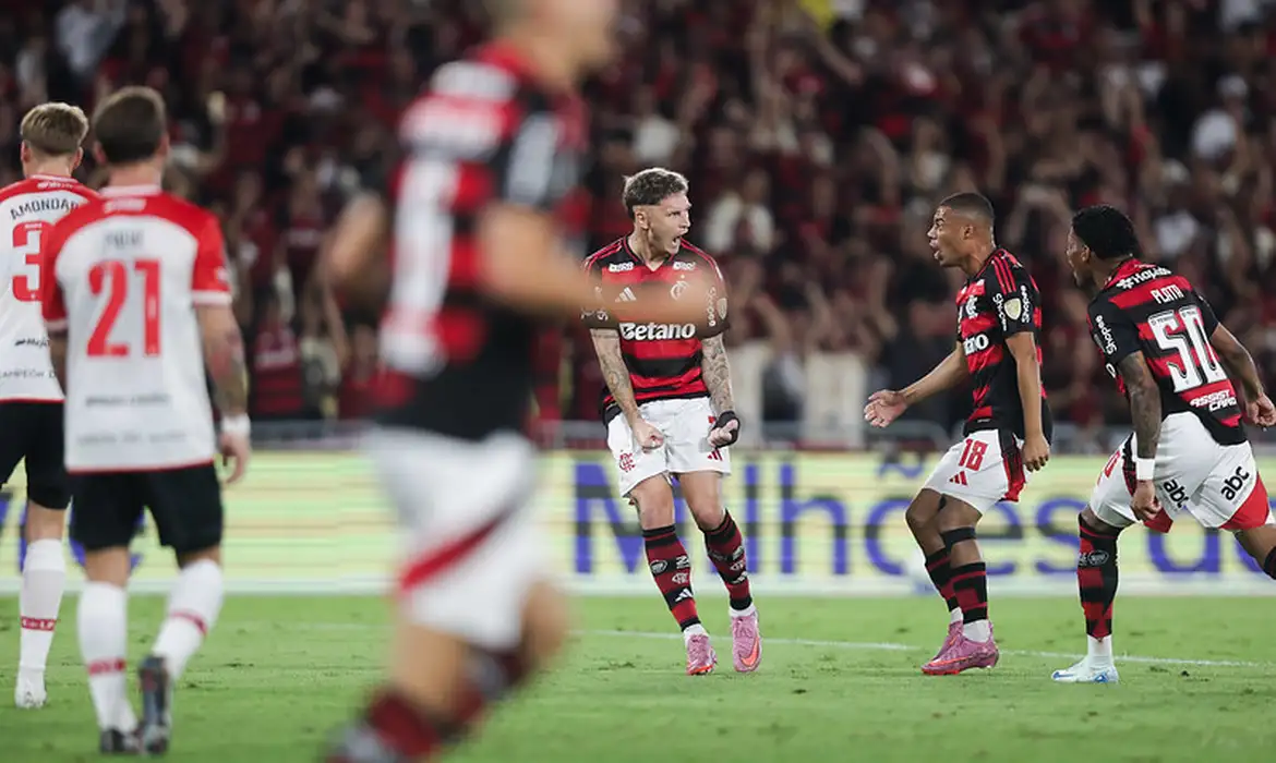Flamengo derrota Estudiantes no Maracanã e segue em boa situação para a partida de volta das quartas de final