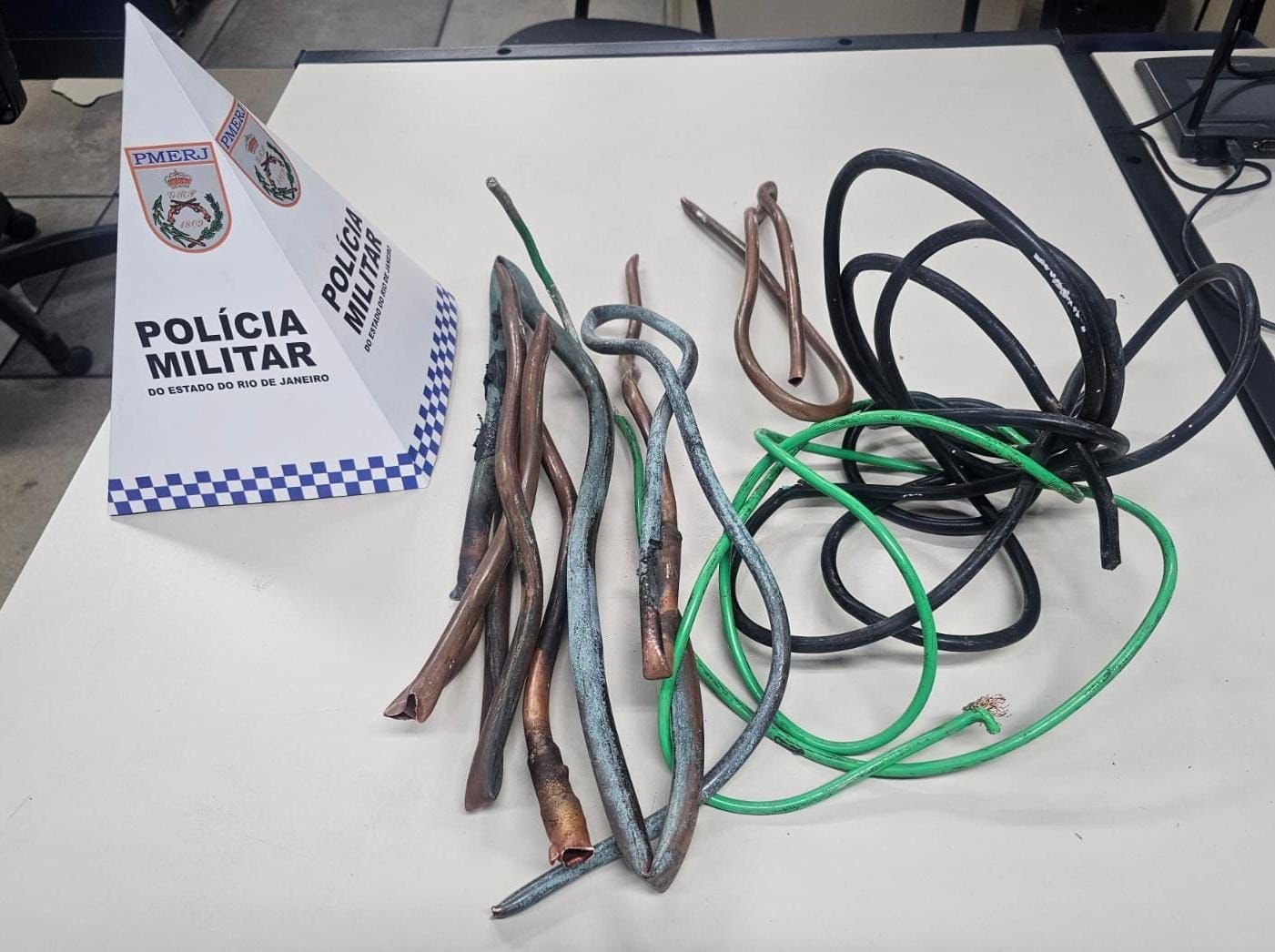 Casal em situação de rua é preso em Niterói após furtar fios de cobre de comércio