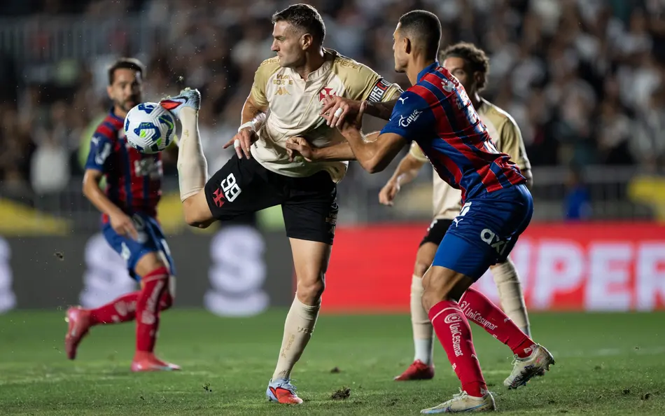 Vasco supera Bahia após expulsão e amplia vantagem sobre a zona de rebaixamento no Brasileirão