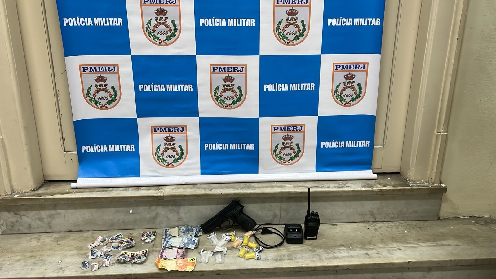 Acusado de tráfico de drogas com 11 anotações criminais é preso no Morro do Estado, em Niterói
