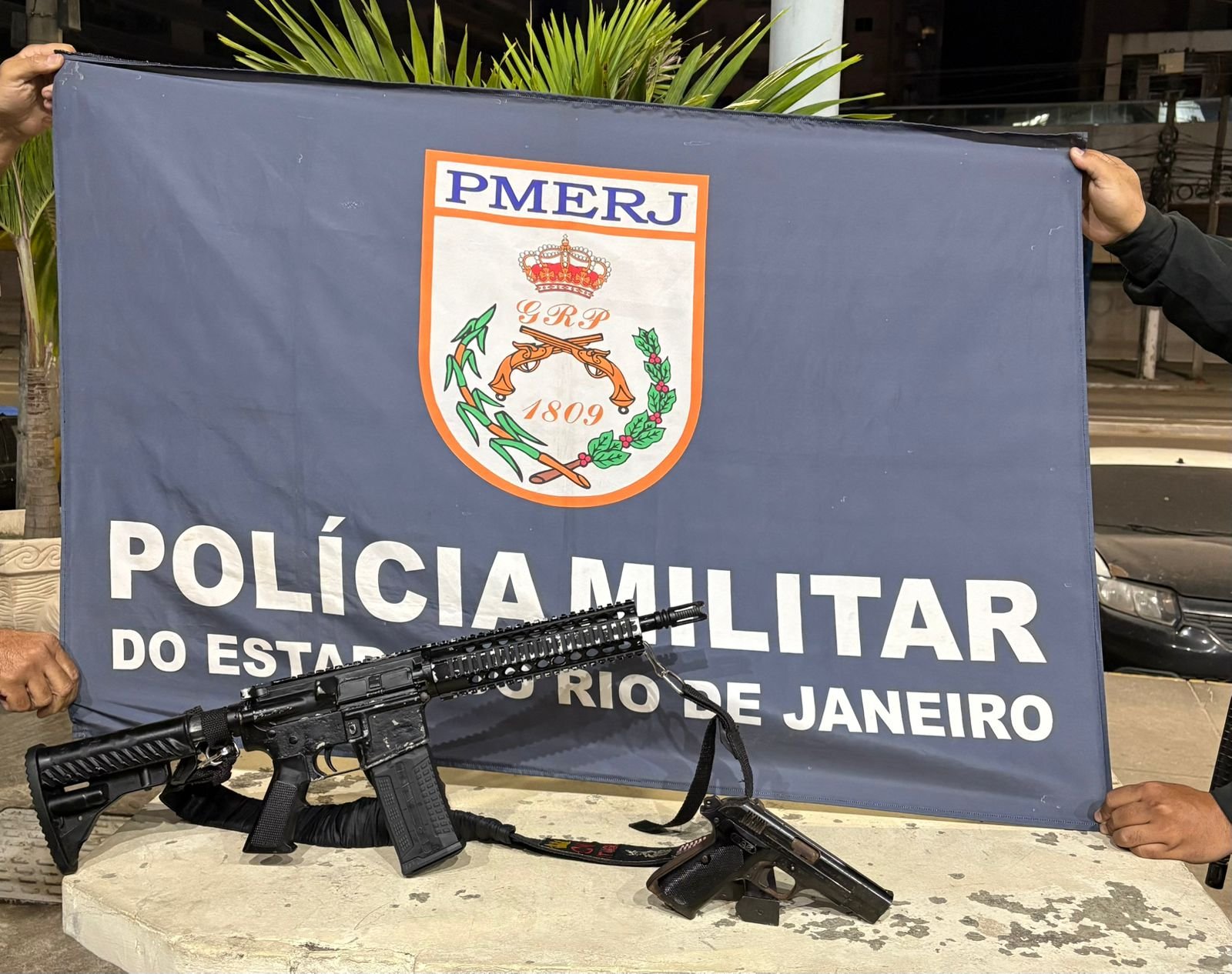 35ºBPM retira das ruas mais um fuzil e prende dupla acusada de tráfico de drogas em Itaboraí