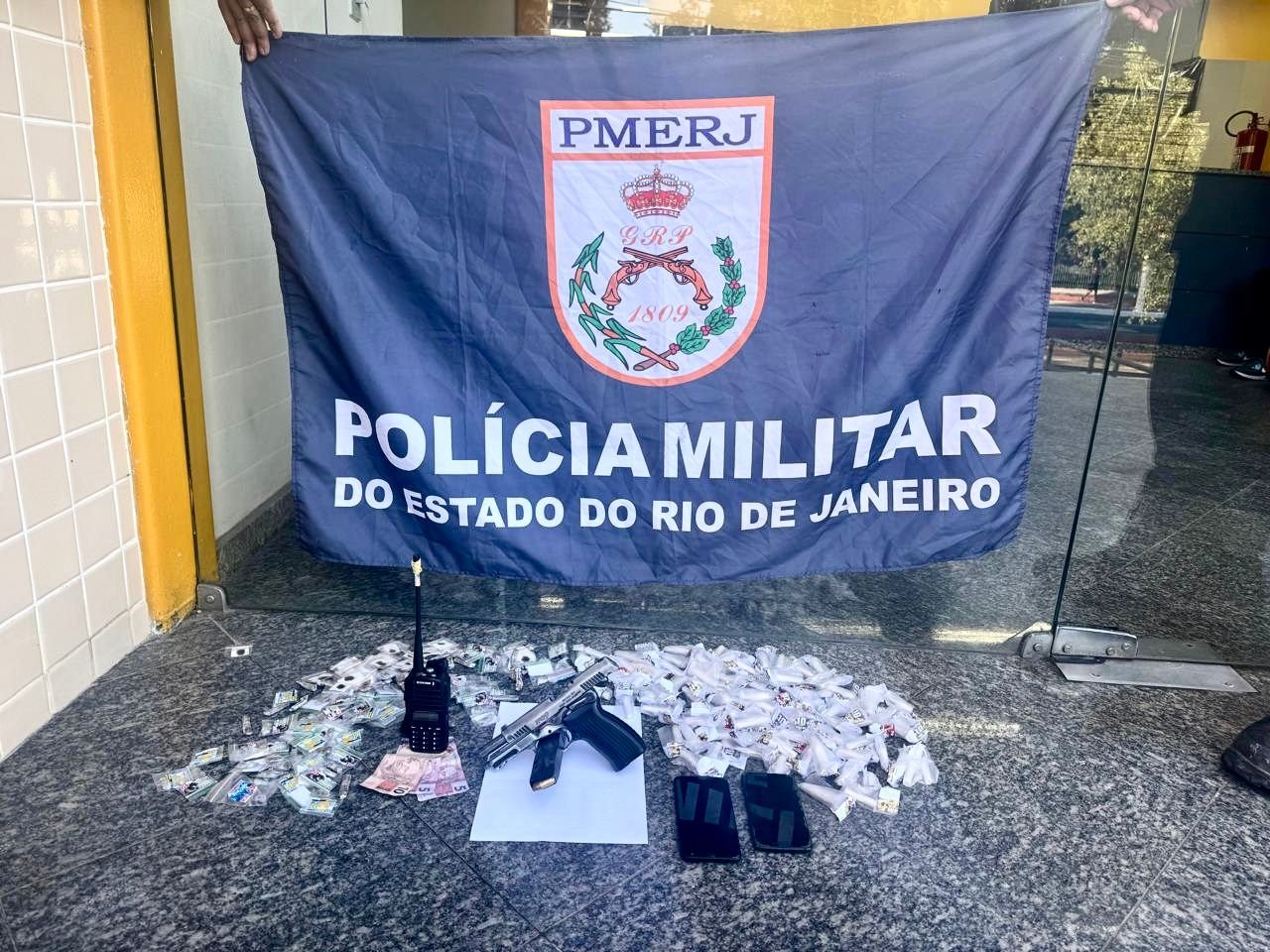Acusados de tráfico comercializando drogas perto da Upa do Fonseca são presos pelo 12ºBPM