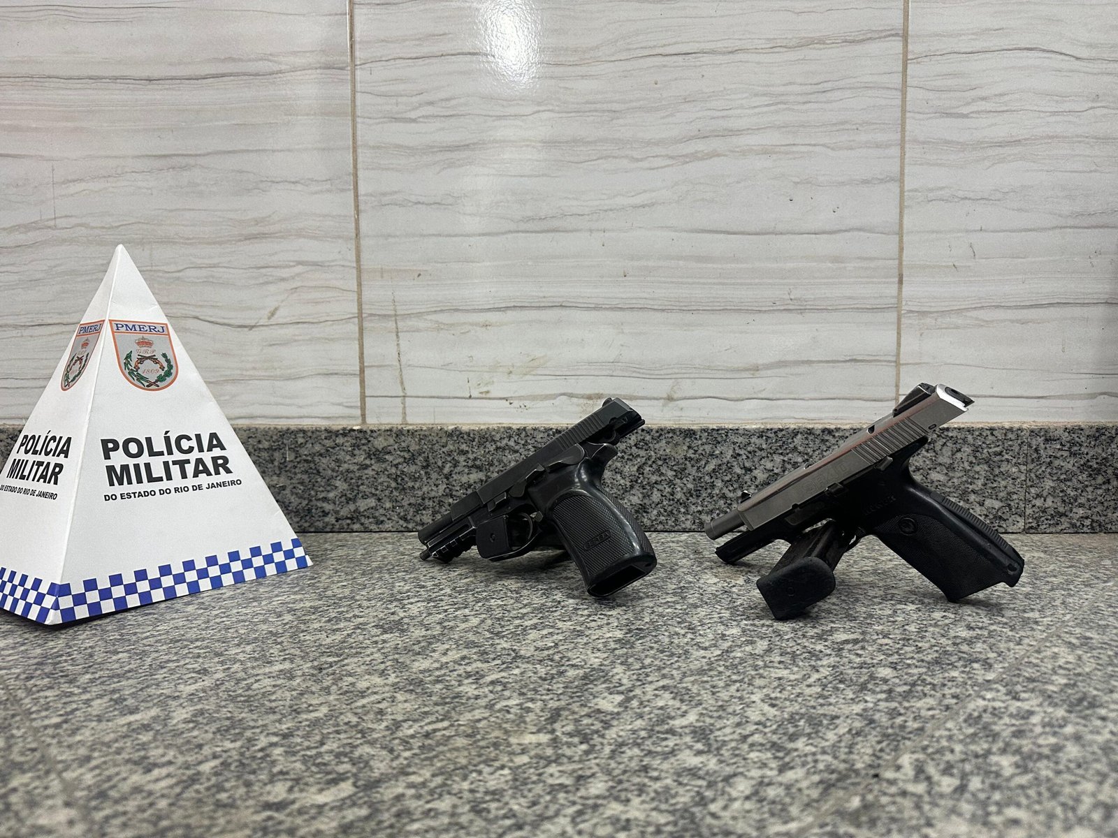Dois homens são presos por porte ilegal de armas no Gradim, em São Gonçalo