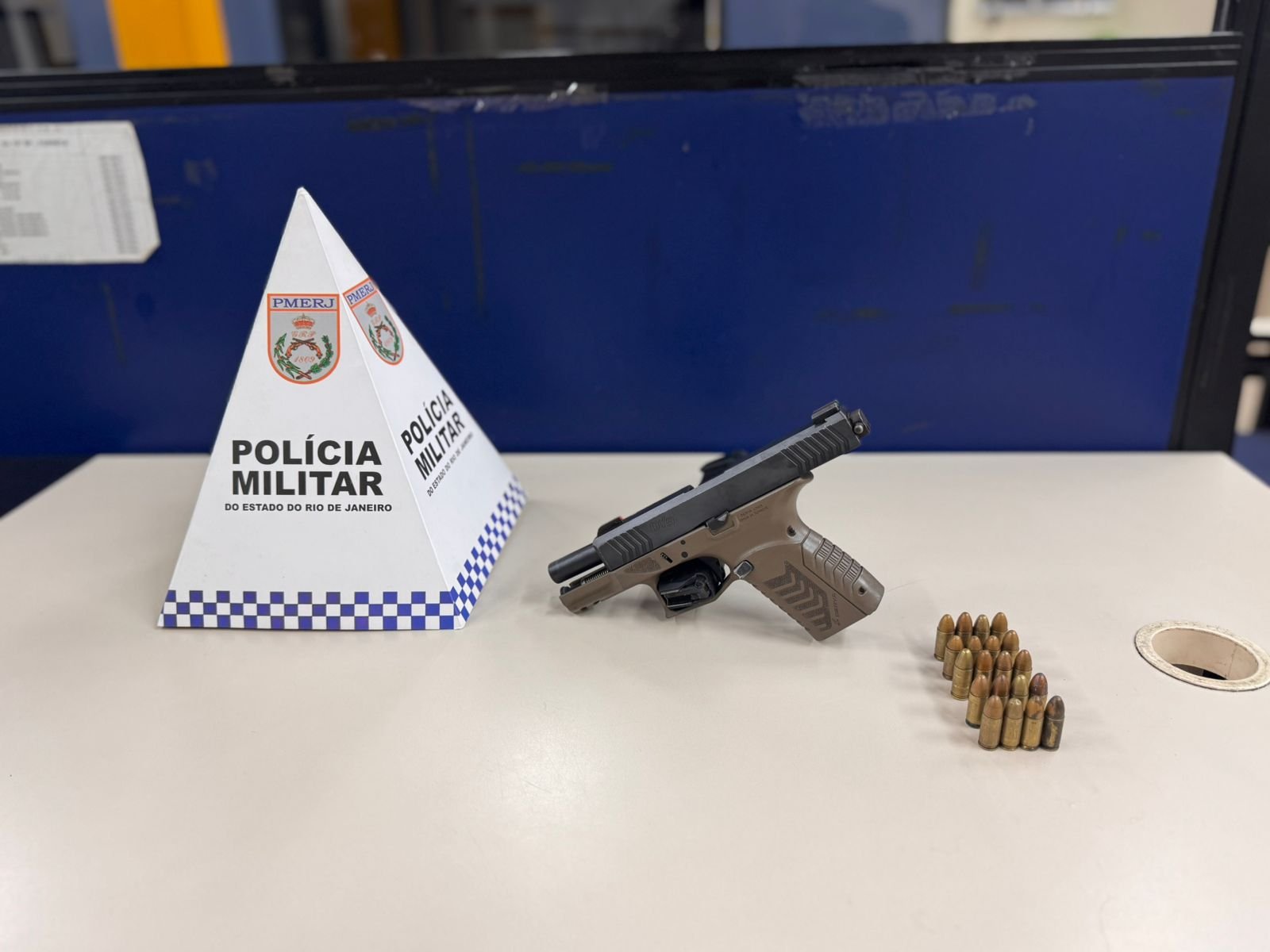 12ºBPM prende acusado de tráfico que fingiu estar tranquilo no sofá para enganar os agentes