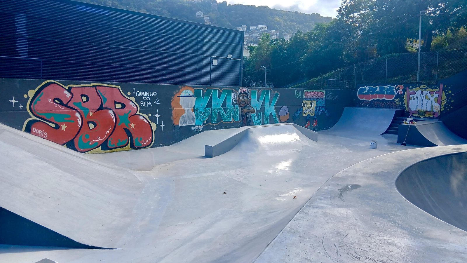 Reinauguração da rampa de skate na Rocinha é celebrada com competições esportivas