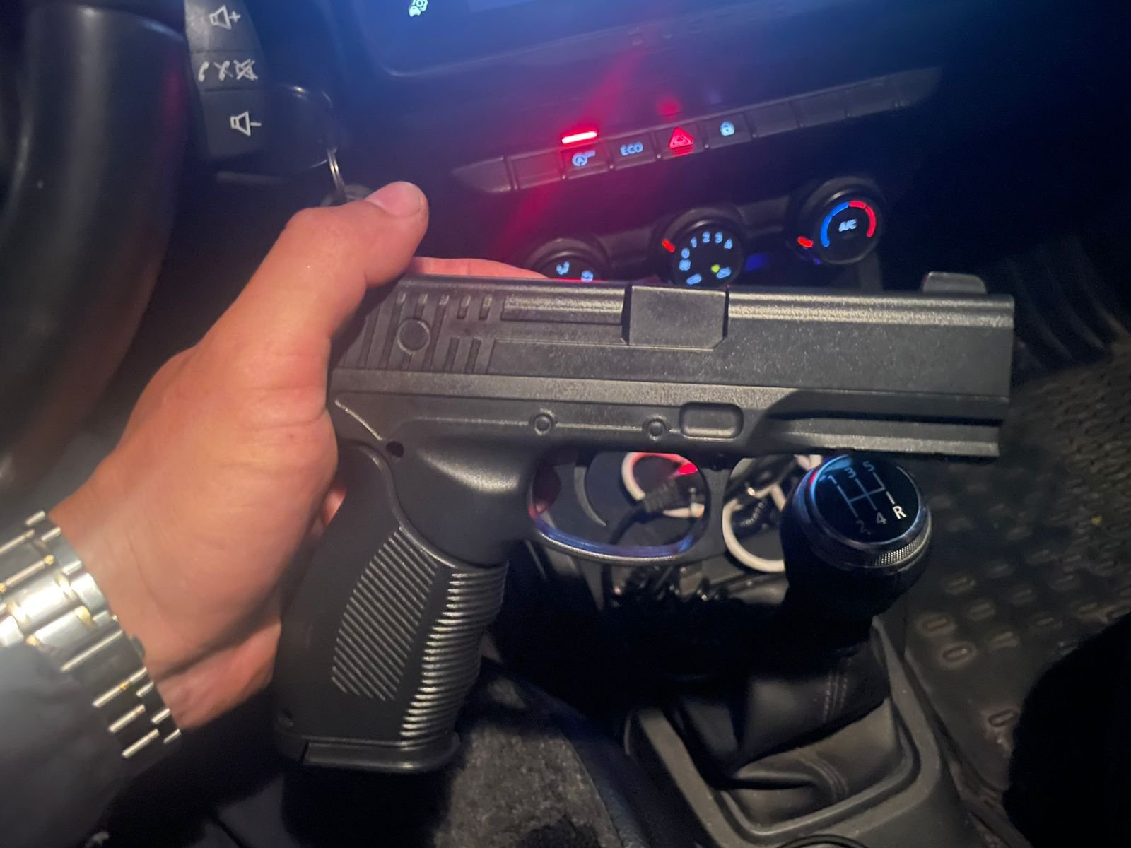 Atendente do Raros Burguer é ameaçado a mão armada e polícia prende autor com simulacro