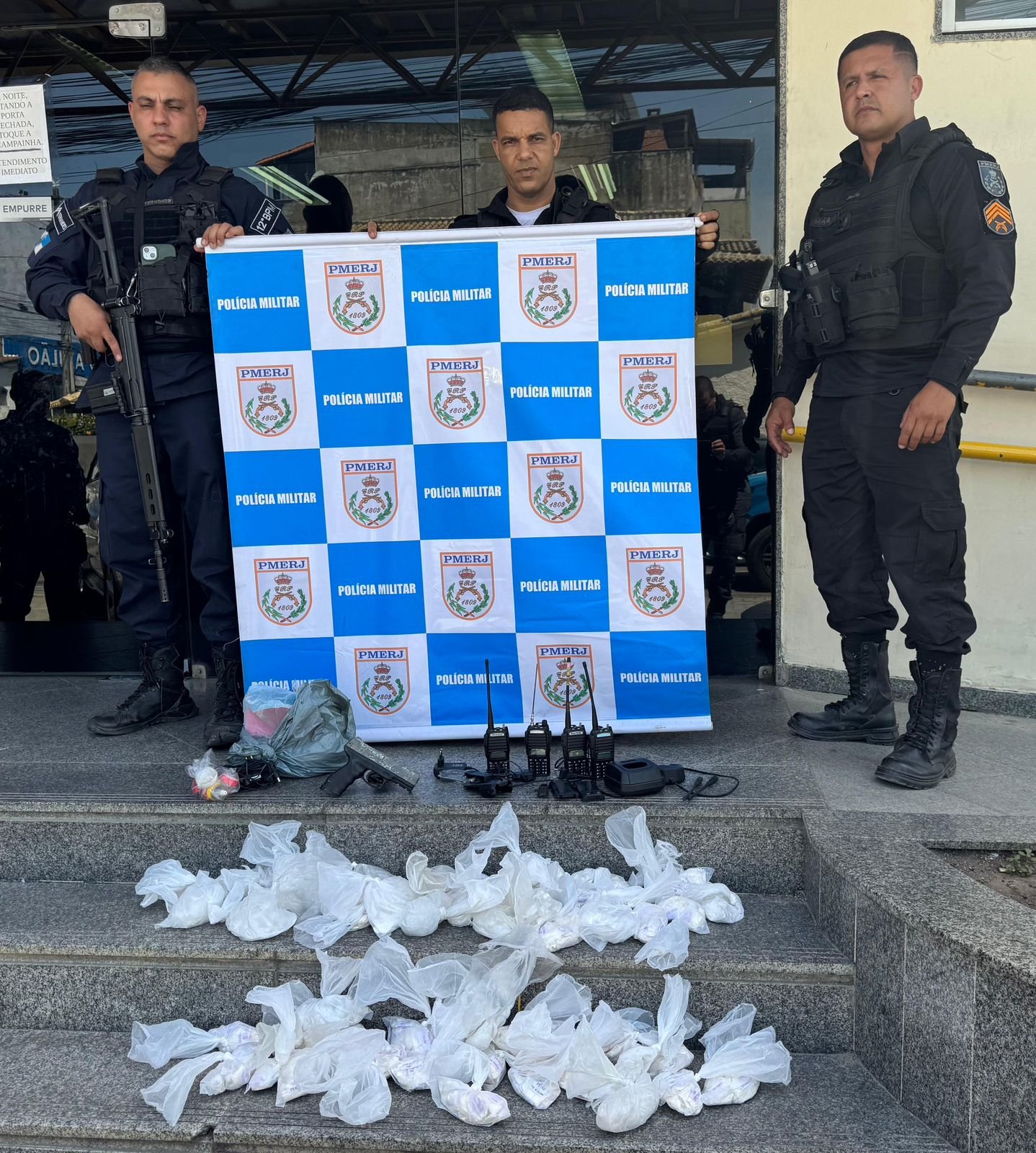 12ºBPM desmantela esconderijo de armas e drogas em área de mata de Maricá