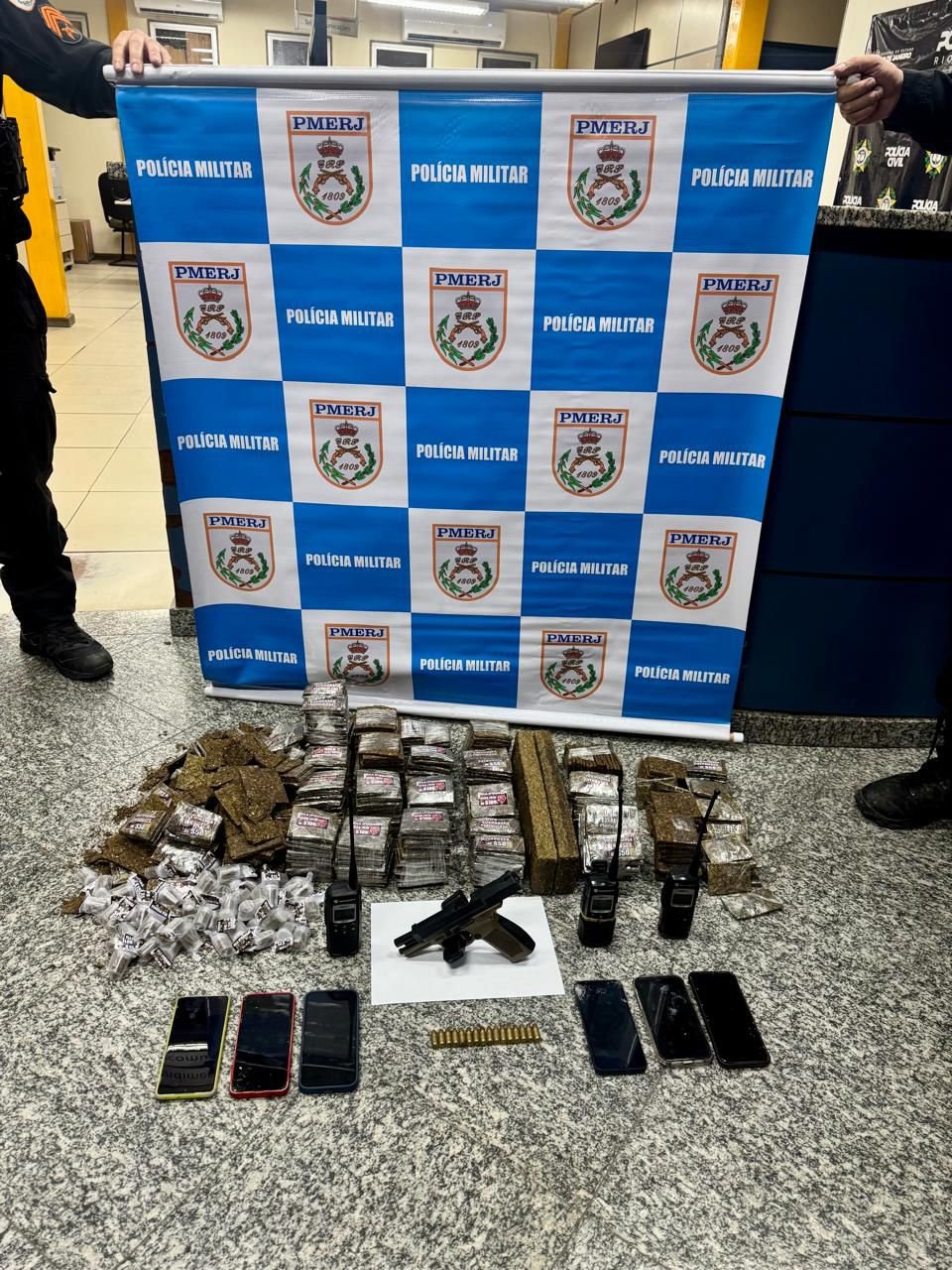 Seis pessoas são presas e grande quantidade de drogas e armas é apreendida na Vila Ipiranga, em Niterói; Vídeo