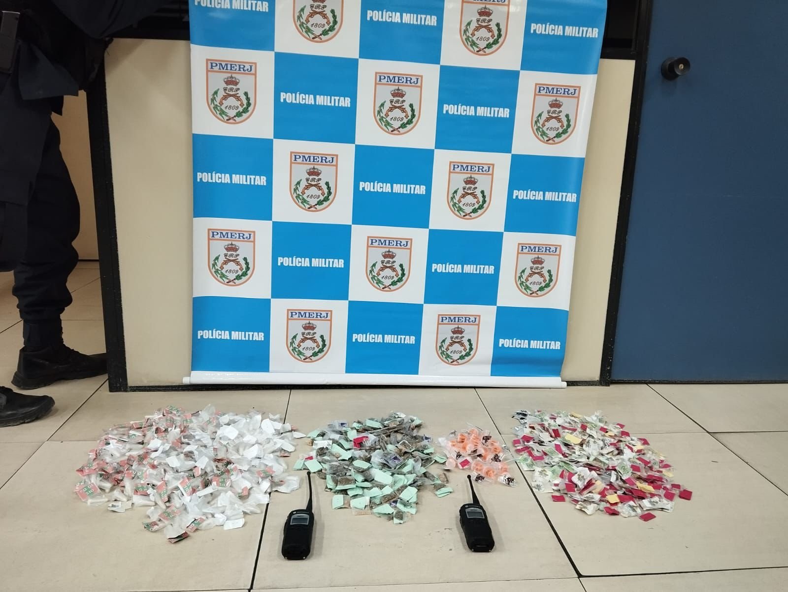 Traficantes fogem após troca de tiros com policiais do 12ºBPM na Brasília e abandonam carga de drogas