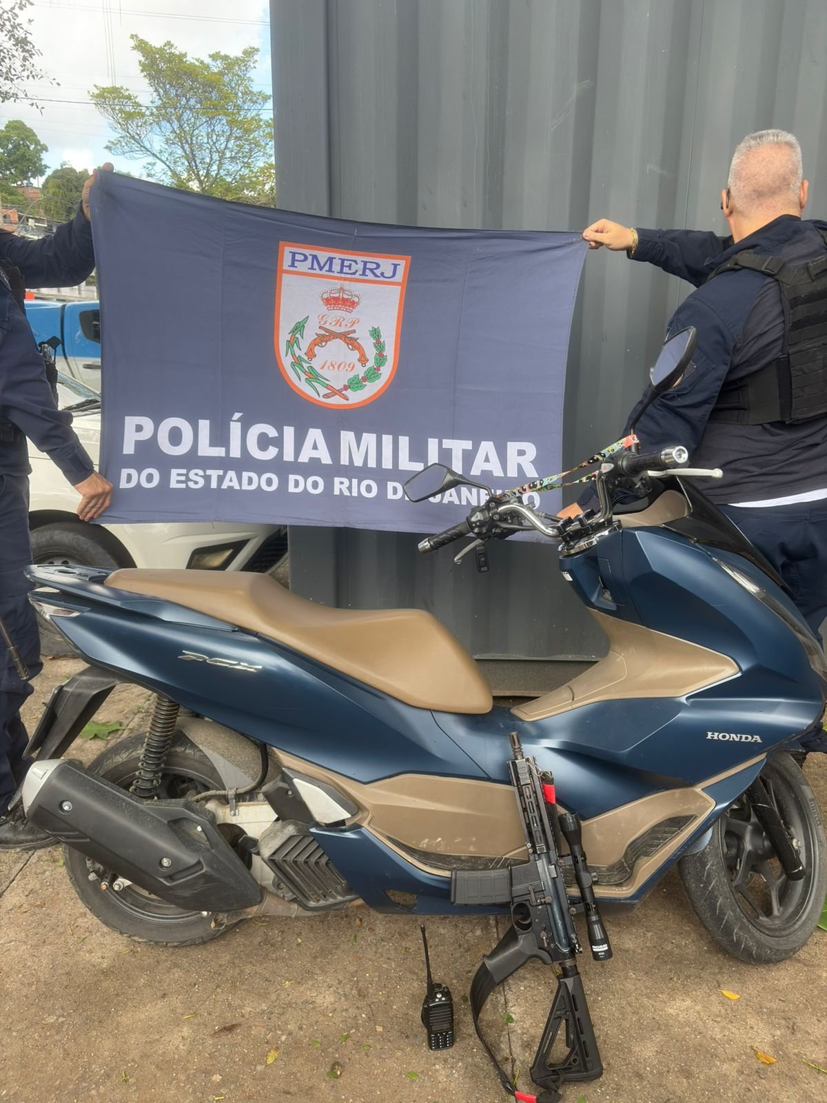 7ºBPM apreende fuzil em baú de motocicleta com placa clonada na RJ-104