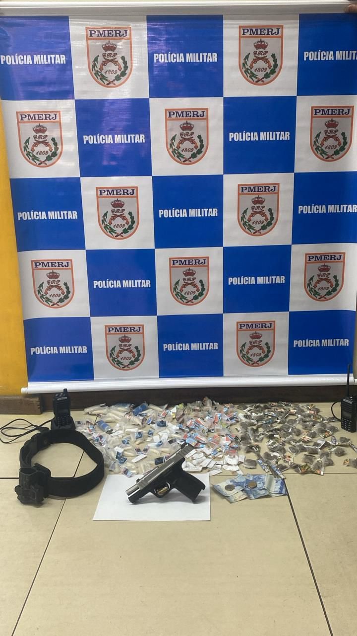 12º Batalhão detém 3 acusados de tráfico de drogas e apreende entorpecentes e arma na Comunidade Buraco do Boi, em Niterói