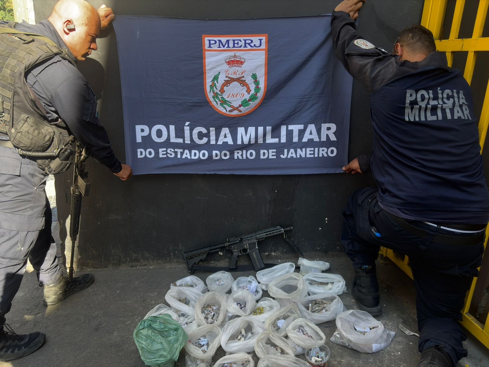Após confronto, três acusados de tráfico de drogas são presos e um fuzil apreendido no Catarina