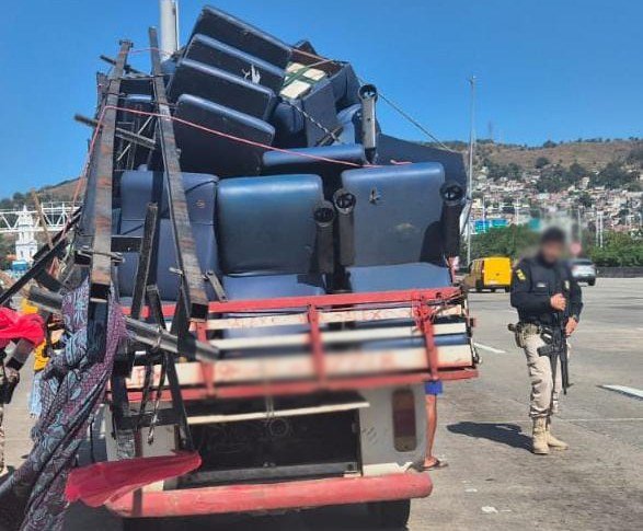 PRF apreende veículo com carga excedente e motorista acaba preso na Ponte Rio-Niterói