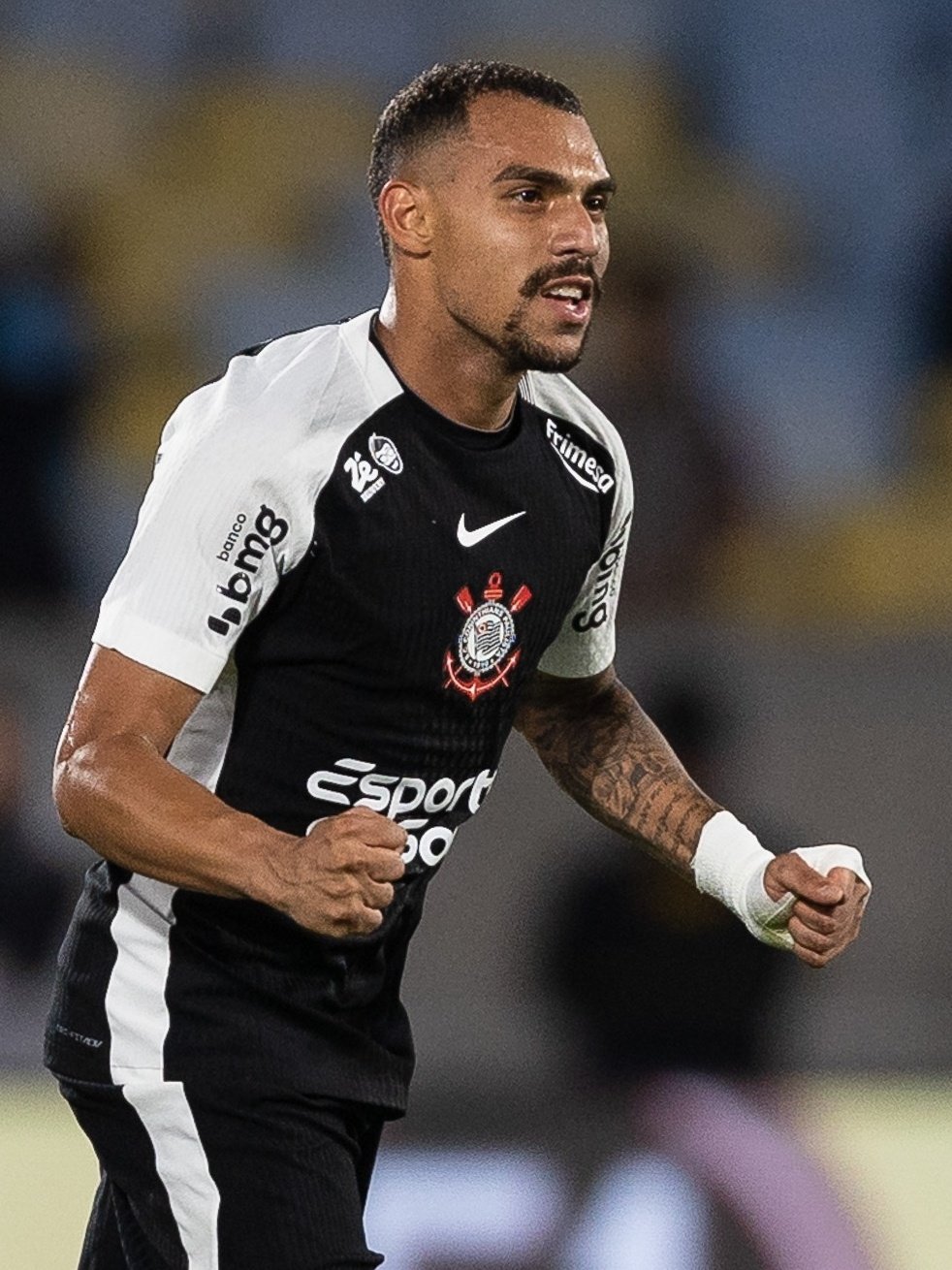 Corinthians ‘acha’ gol de falta, vence Flu no Maracanã e dá salto na tabela