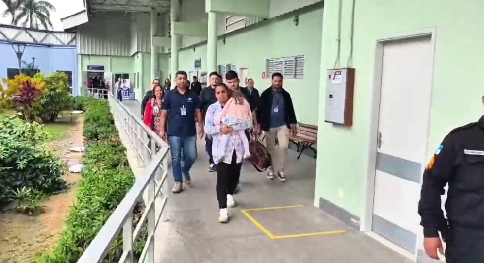 Heat dá alta para menina de 3 anos agredida violentamente pelo padrasto; Vídeo