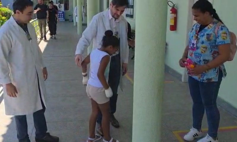 Menina que teve as mãos queimadas pela mãe, depois de pedir comida, recebe alta de hospital