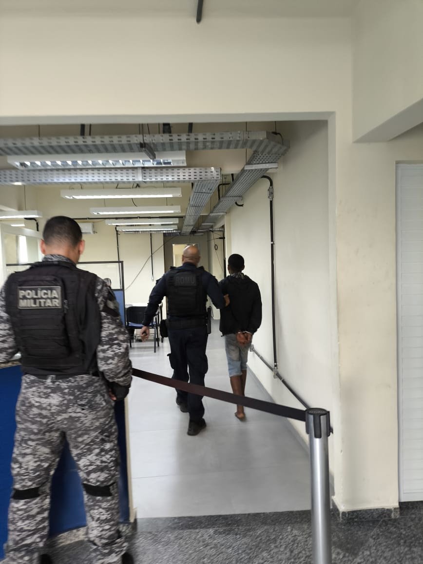Guarda Municipal de São Gonçalo prende homem após furto de loja de acessórios para celulares