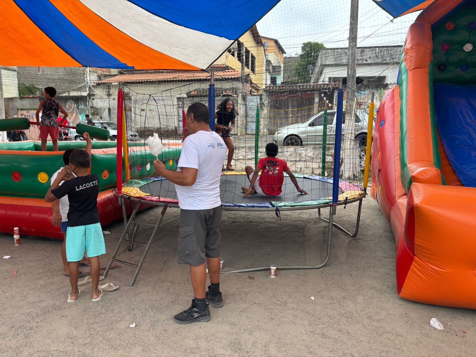 Famílias se divertem com Caravana de Arte e Lazer no Galo Branco 