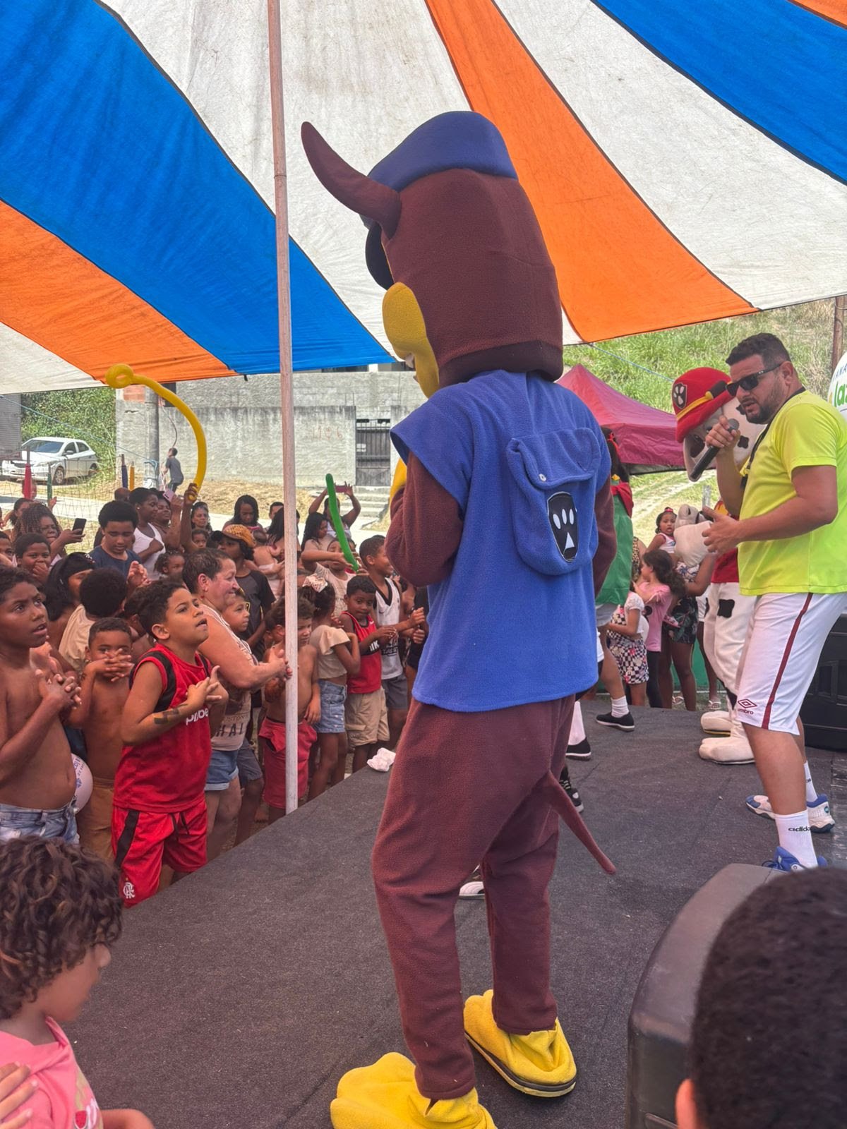 Em São Gonçalo, Caravana de Arte e Lazer anima manhã de famílias no bairro Arrastão