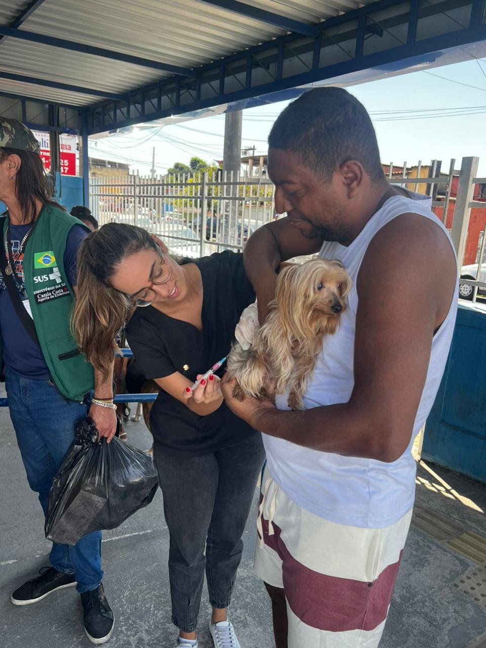Cães e gatos são vacinados na primeira fase da campanha antirrábica em São Gonçalo