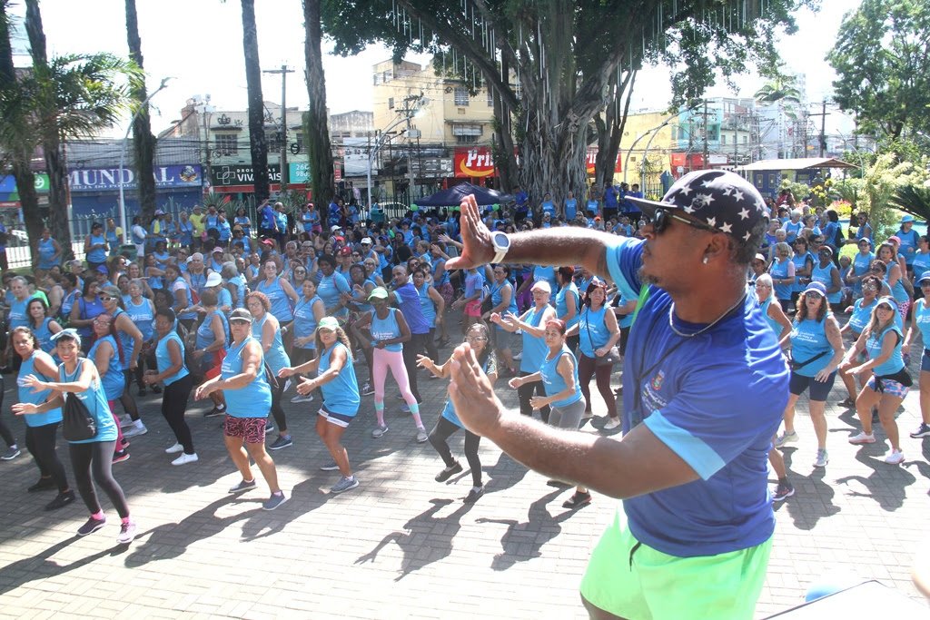 São Gonçalo reúne alunos na Praça Zé Garoto em comemoração aos seus 135 anos