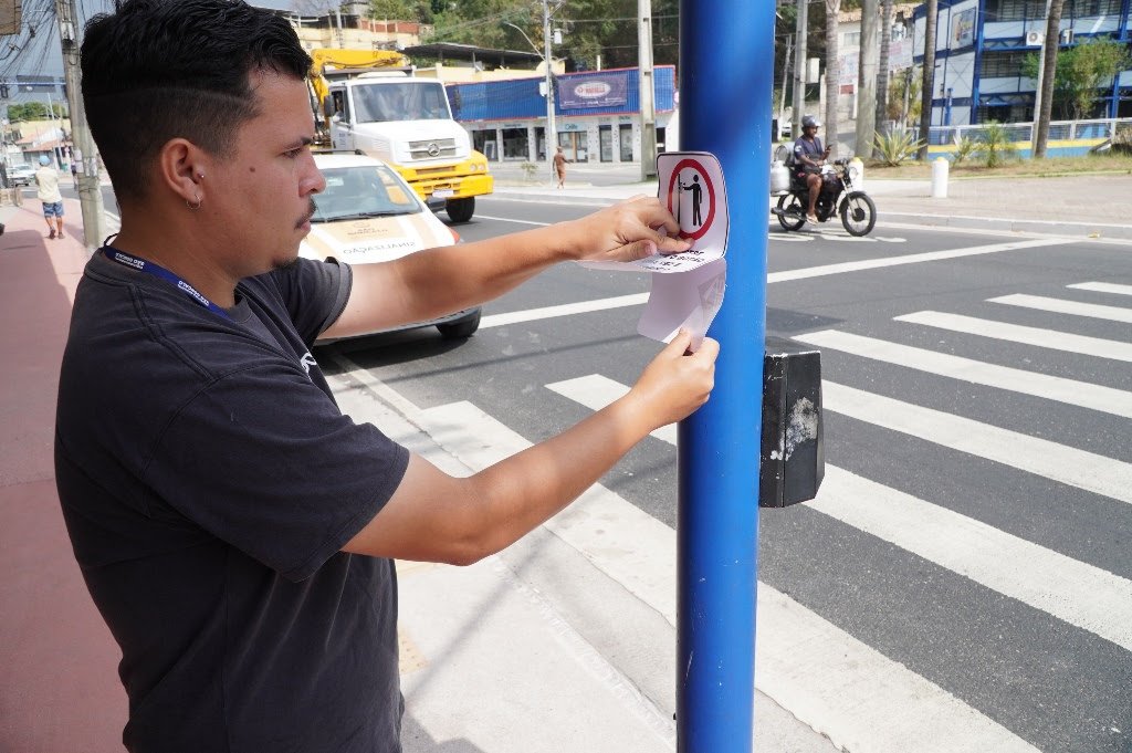 Prefeitura instala botoeiras para a travessia de pedestres em semáforos