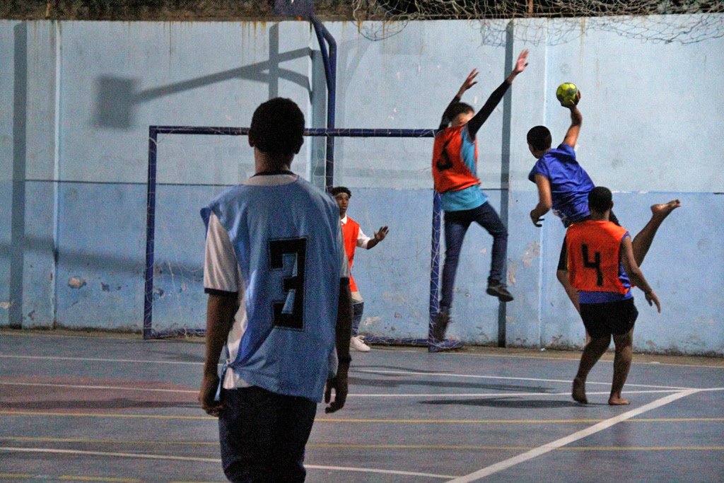 Projeto em São Gonçalo garante aulas gratuitas de handebol em Santa Izabel
