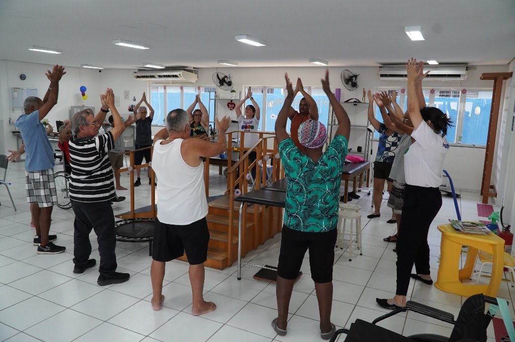 Em São Gonçalo, fisioterapia de idosos no CER III vai além do tratamento de reabilitação