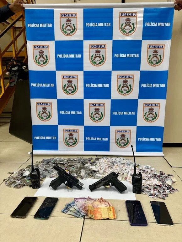 PMs do 12º BPM detém 4 homens, apreende armas e drogas em Niterói