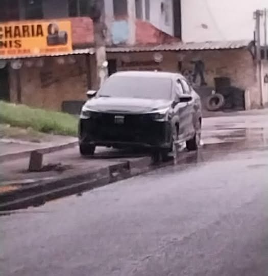 Homem é encontrado morto dentro de carro abandonado sob viaduto em São Gonçalo; crime pode ter ligação com assassinato de jovem no Salgueiro