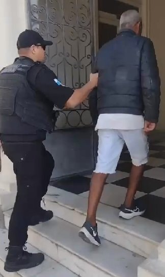 Foragido da Justiça é preso após ficar andando de um lado para o outro em frente ao DPO de Itaipuaçu