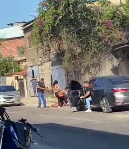 Réu por tentativa de latrocínio contra policial é atingido a tiros durante confronto em São Gonçalo; vídeo
