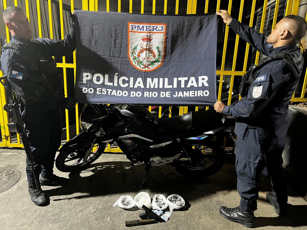 Moto Titan preta é recuperada pelos policiais do 7ºBPM no Colubandê