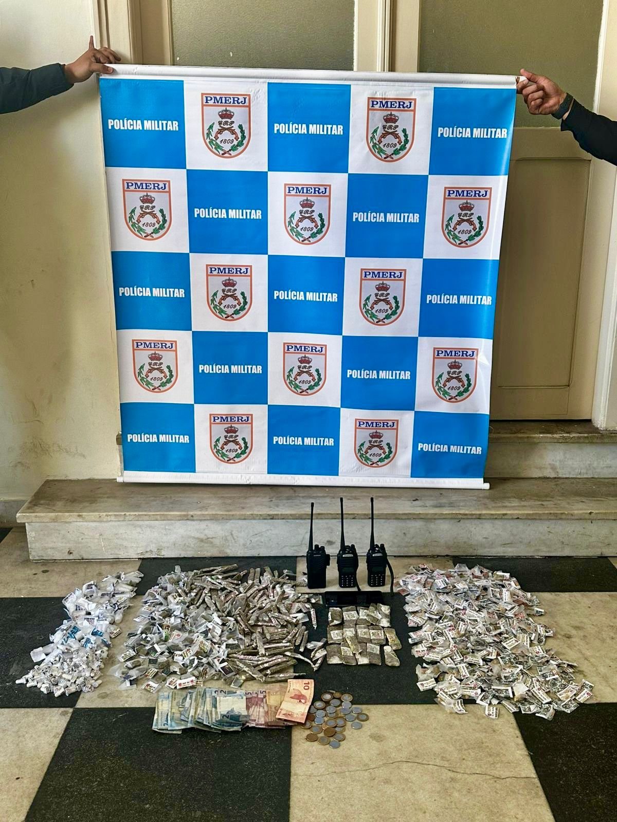 12ºBPM prende seis em comunidade de Niterói; três eram foragidos da Justiça; vídeo