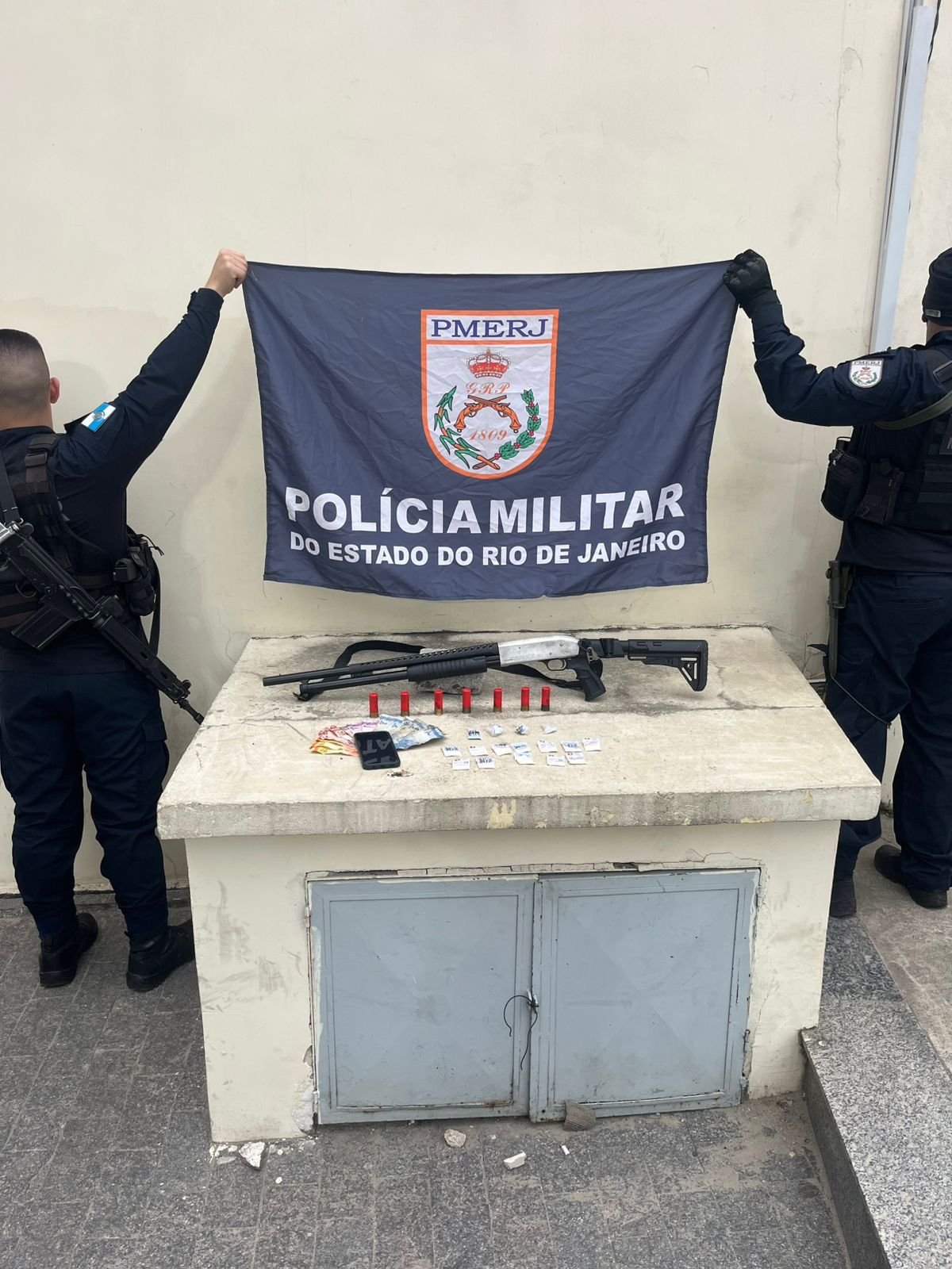 Itaboraí: 35ºBPM prende um homem, detém outro e apreende arma e drogas no Bela Vista