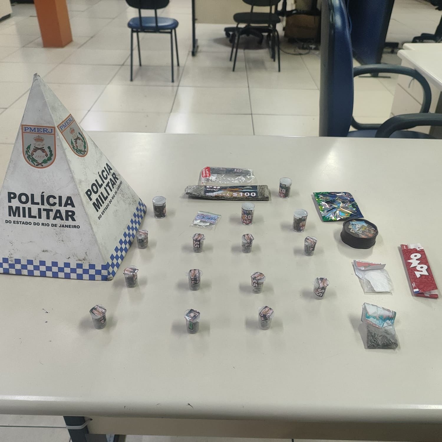 Três homens são flagrados fumando maconha andando de carro e acabam interceptados em Maricá