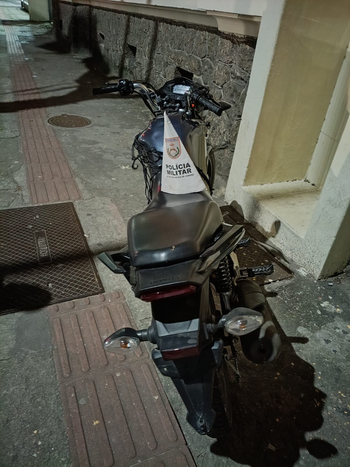 12ºBPM em apoio a Operação Lei Seca prende dois jovens em moto roubada e com arma falsa em Niterói