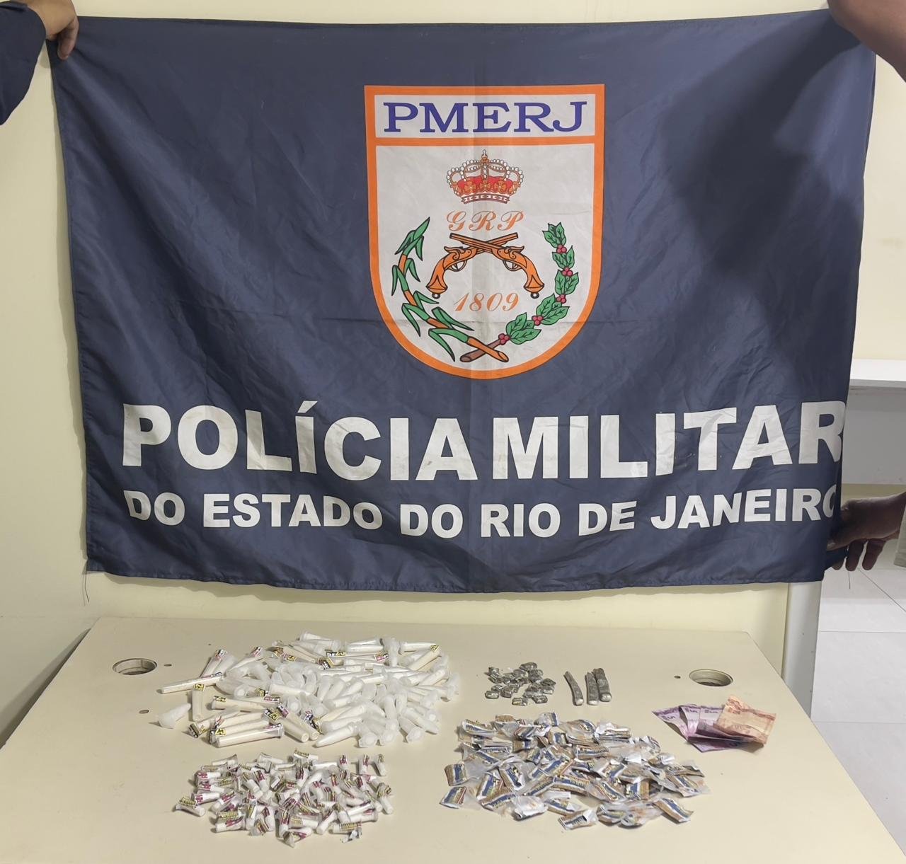 Dois acusados de tráfico de drogas “marolam na pista” e são presos pelo 35ºBPM