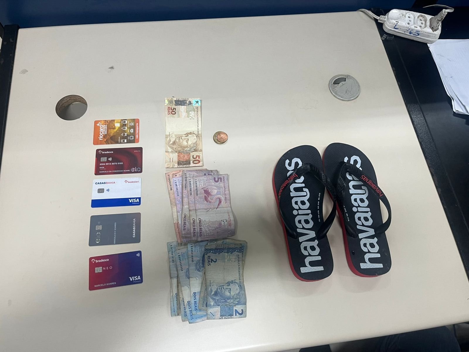 Não escapou nem as sandálias: bandido “mais sujo que pau de galinheiro” é preso após furtar frentista em Niterói