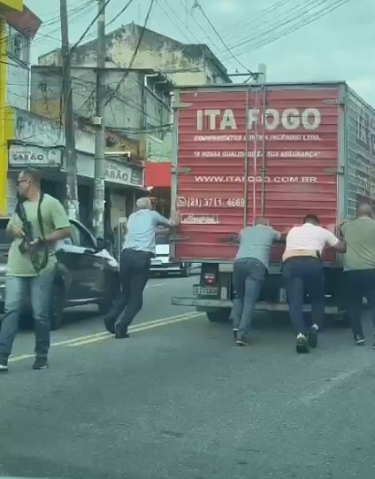 Prefeito Capitão Nelson trabalha nas ruas para reforçar prevenção após operação policial no Rio