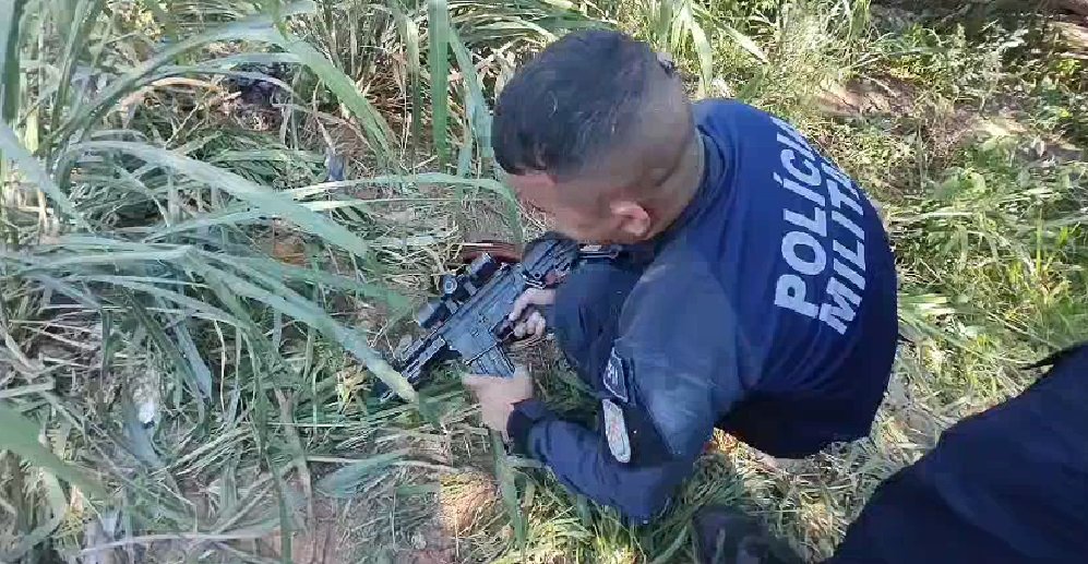 Após confronto, policiais militares do 7ºBPM acham fuzil dentro de tonéis enterrados em terreno baldio; vídeo