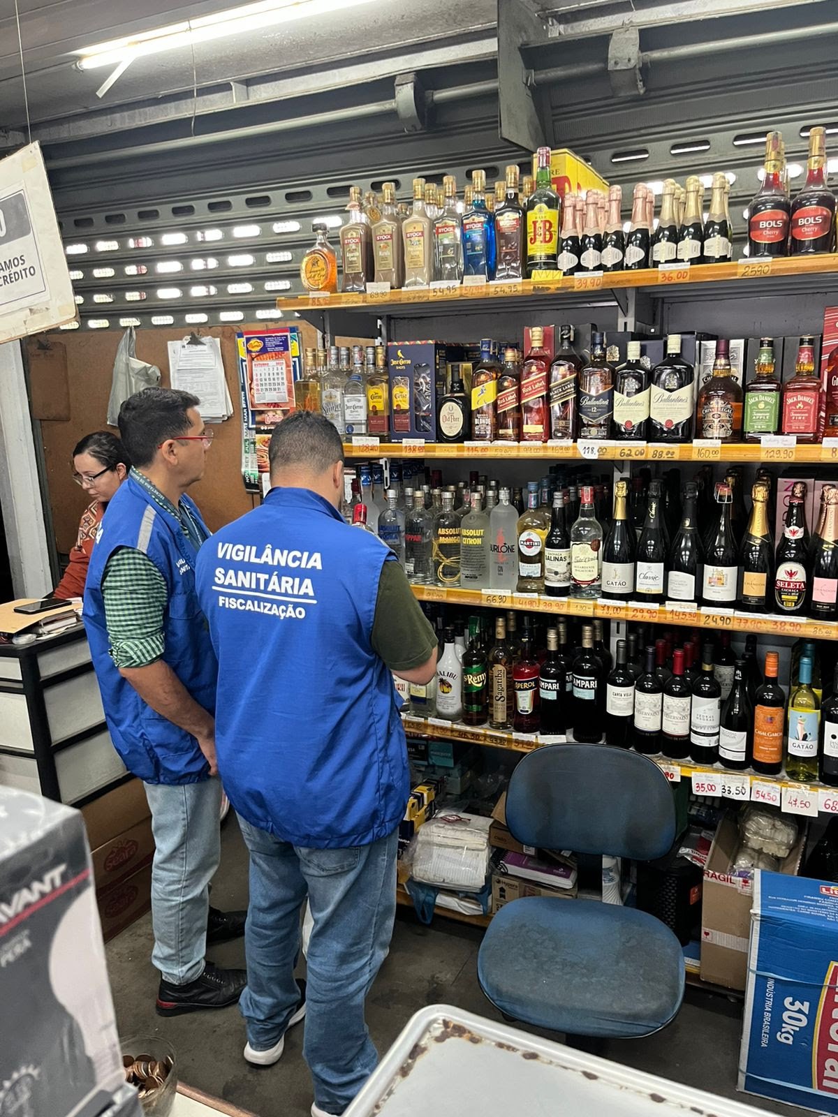 Prefeitura faz fiscalização em depósitos e distribuidoras de bebidas