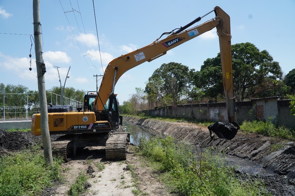 Sonho de todo gonçalense: Prefeitura realiza limpeza manual de canal no Jardim Catarina
