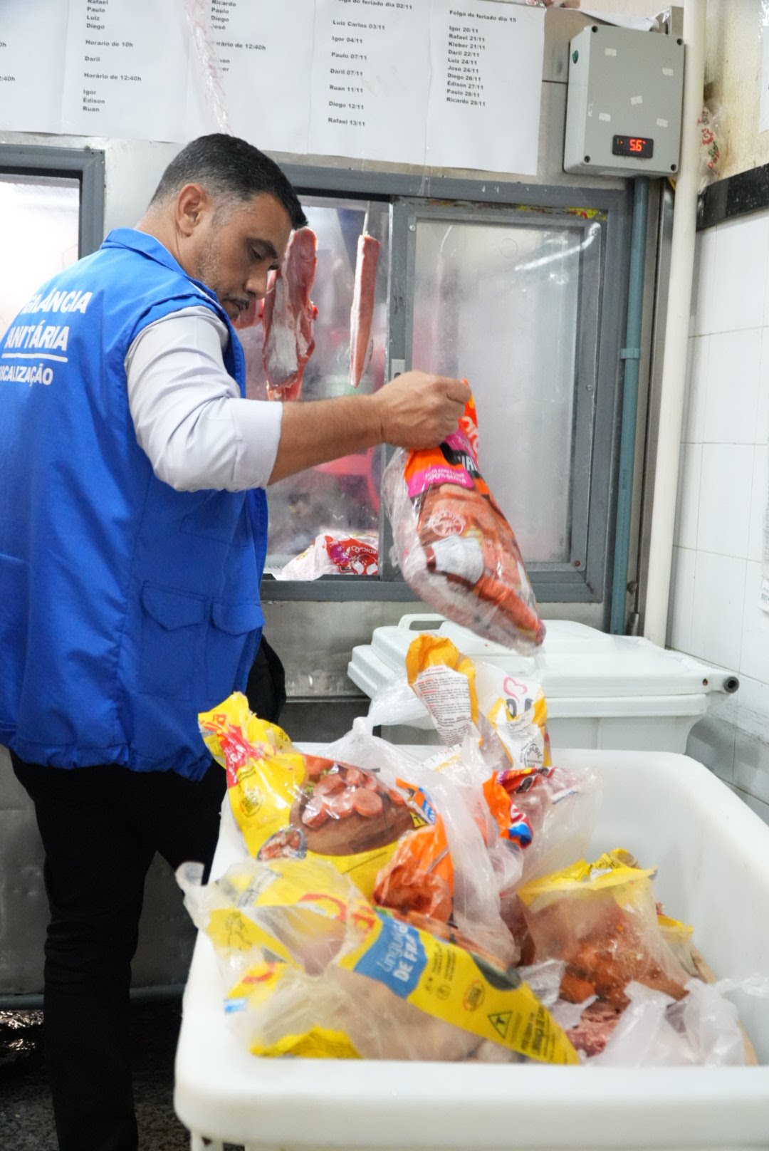 Vigilância Sanitária de São Gonçalo descarta quase 800 quilos de produtos impróprios para consumo em mercado