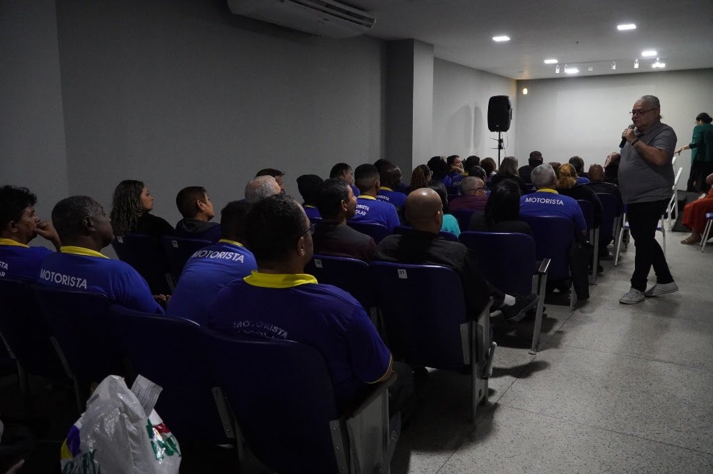 Secretaria Municipal de Educação promove capacitação para profissionais de transporte escolar