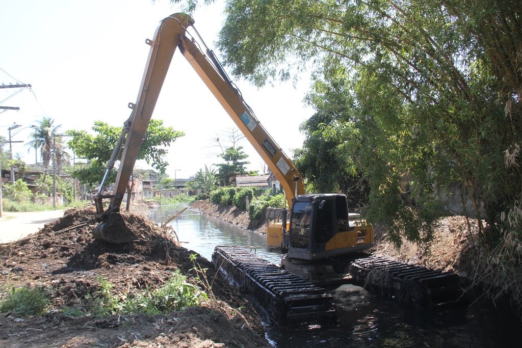 Programa Limpa Rio; escavadeira anfíbia realiza limpeza do Rio Luiz Caçador