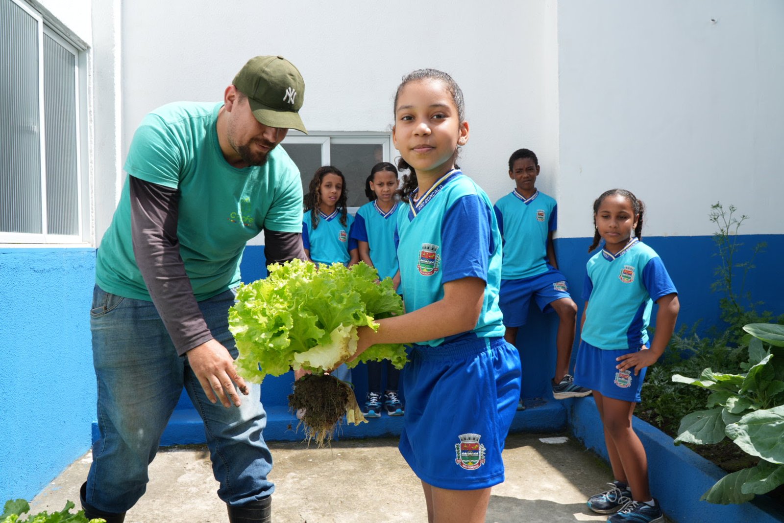Alunos participam de colheita em hortas municipais de São Gonçalo