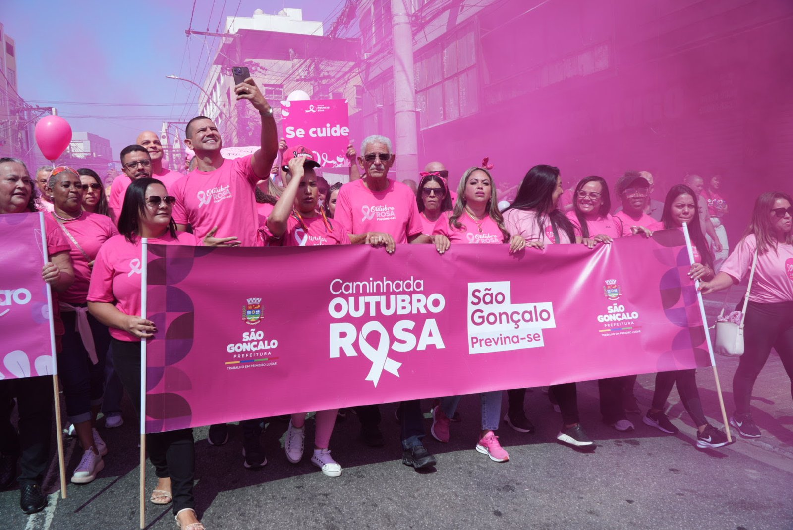 Prefeito Capitão Nelson participa da caminhada do Outubro Rosa e reforça importância da prevenção ao câncer de mama e colo do útero Prefeito Capitão Nelson participa da caminhada do Outubro Rosa e reforça importância da prevenção ao câncer de mama e colo do útero