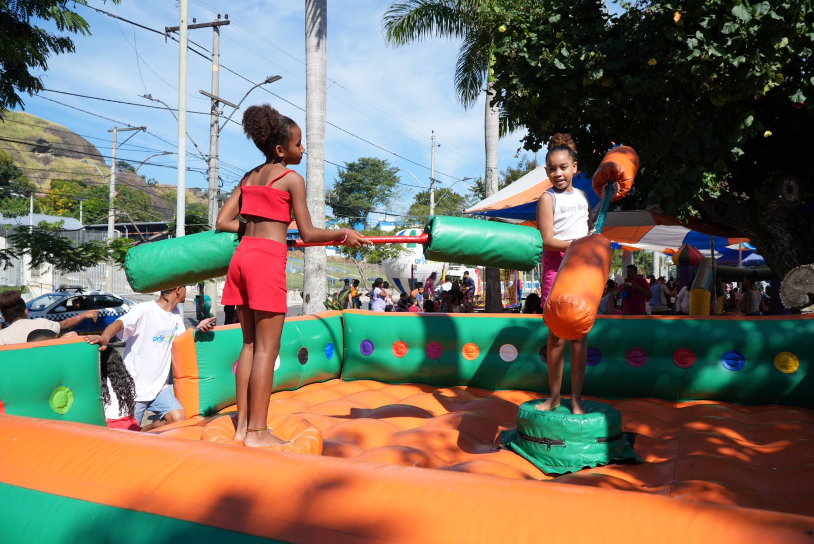 Em São Gonçalo, Caravana de Arte e Lazer vai levar diversão e brincadeiras para crianças no Mutuá e Mutuapira 