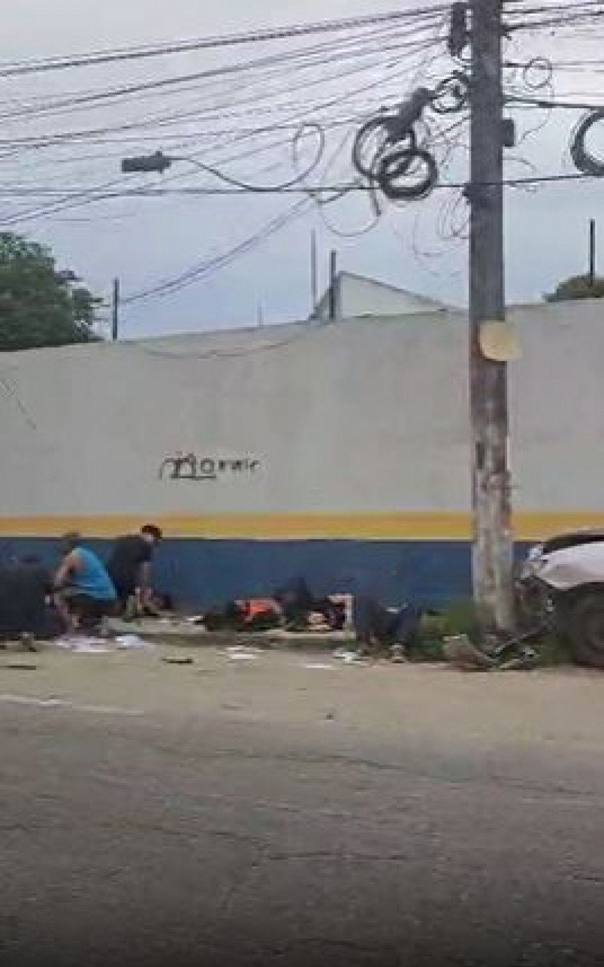 Carro desgovernado atropela sete estudantes que faziam a prova do Enem na RJ-106, em Rio do Ouro, São Gonçalo